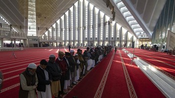 Warga di Pakistan tengah salat gerhana di Masjid Faisal, Islamabad. Foto: AP Photo/B.K. Bangash