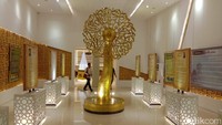 Selain ruang Trilogi Ukhuwah, ada juga beberapa ruangan yang menjadi daya tarik berkunjung ke Museum Jenang dan Gusjigang tersebut. Di antaranya, ruang kaligrafi, replika stasiun kereta api wergu Kudus, rumah kembar, hingga galeri Al Quran. (Akrom Hazami/detikcom)