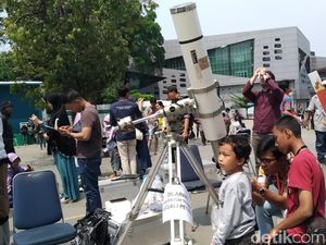 Warga Ramai Datang, TIM Bagikan 5.800 Kacamata Lihat Gerhana Matahari