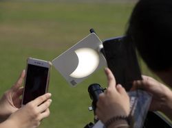 Keseruan Berburu Gerhana Matahari Cincin di Berbagai Negara