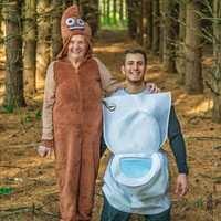 Kalau foto yang ini kostum yang digunakan sang nenek dan cucunya terlihat sangat matching ya. Sang nenek mengenakan kostum berbentuk poop dan sang cucu mengenakan kostum berbentuk kloset. Serasi banget bukan? Foto: Instagram @smoothsmith8