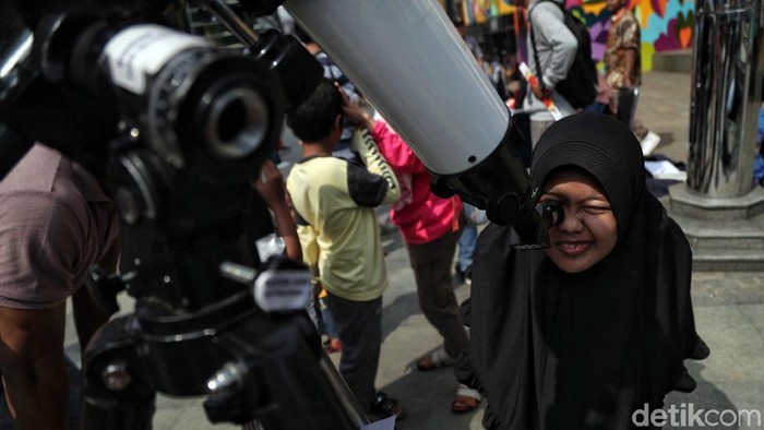 Warga lihat gerhana matahari cincin (Foto: Pradita Utama-detikcom)