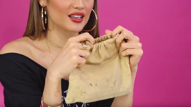 Intip Isi Tas Gucci Cinta Laura, Ada Barang Tak Terduga