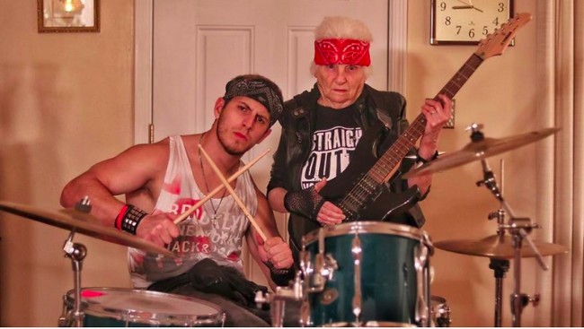 Kata siapa nenek-nenek tidak bisa berpenampilan rock n roll kayak si nenek yang satu ini? Lihat deh, gayanya keren banget sampai bikin yang muda aja kalah. Foto: Instagram @smoothsmith8