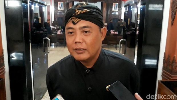 Semringah Bupati Karanganyar Naik Mobdin Rubicon yang Banjir Kritik