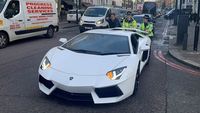 Lamborghini Mogok Didorong Polwan