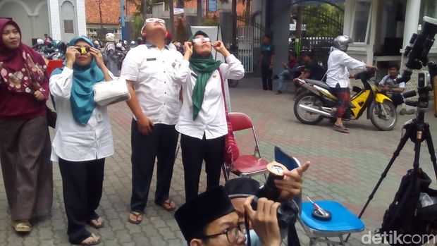 Warga Kudus Antusias Menyaksikan Fenomena Gerhana Matahari