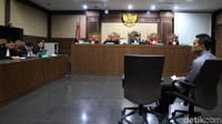 Soetikno Soedarjo mendengar pembacaan dakwaan oleh jaksa.