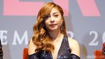 Nikita Willy Pamer Bahu dengan Dress Belahan Rendah