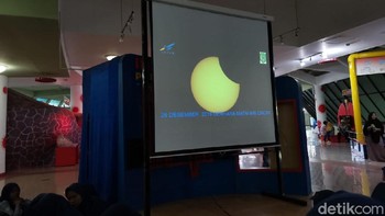 Ada layanan live streaming dari LAPAN yakni situs gerhanaindonesia.id dari pemantauan di daerah Siak. Ini mudah diakses melalui smartphone (detikINET/Aisyah Kamaliah)