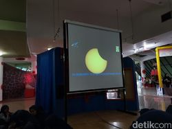 Serunya Momen Gerhana Matahari Cincin di TMII
