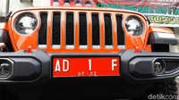 Yuli, sapaan akrab Juliyatmono, menggunakan mobil tersebut untuk berangkat rapat di gedung DPRD Karanganyar. Tampak mobil off-road itu diparkir di halaman DPRD.