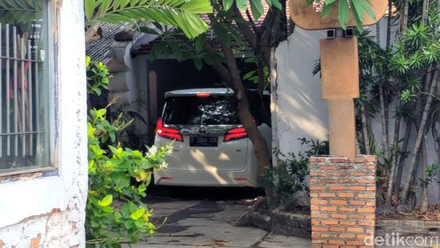 Mobil yang ditumpangi Ratna dan Atiqah masuk ke dalam rumah