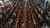 Wali Kota Bandung Oded juga mengikuti salat gerhana matahri. Dony Indra Ramadhan/detikcom.