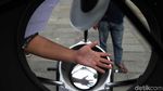 Antusias Anak-anak di Jakarta Melihat Gerhana Matahari Cincin