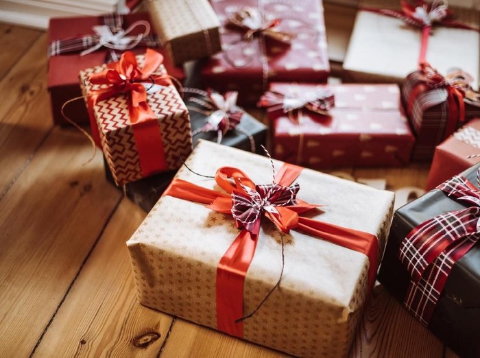 Ilustrasi Kado Natal christmas gift at home