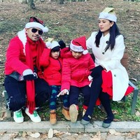 Keluarga Judika dan Duma Riris merayakan Hari Natal dengan mengunjungi negara Korea. Keluarga Judika yang terkenal dengan nama keluarga cemana ini tampak kompak dengan busana khas Natal, merah dan putih serta memakai topi ala santa. Foto: instagram @jud1ka