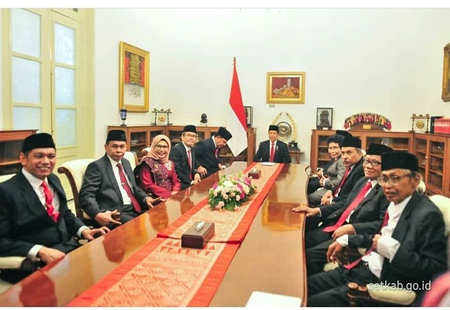 Ibu dengan tiga orang anak ini pernah menjabat sebagai Wakil Ketua LPSK sekaligus penanggungjawab Biro Pemenuhan Hak Saksi dan Korban. Di LPSK, Lili juga pernah ikut mendampingi justice collaborator (JC) terkait kasus korupsi Wisma Atlet dan Hambalang, Mindo Rosalina Manulang. Foto: instagram @rajadolisiregar.