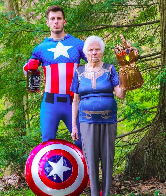 Ross Smith yang kini telah memperoleh sebanyak 2.7 juta lebih pengikut Instagram itu seringkali membagikan fotonya bersama sang nenek dengan menggunakan kostum yang senada. Foto-foto tersebut yang dinilai lucu dan banyak mengundang tawa dari para warganet yang melihatnya. Foto: Instagram @smoothsmith8