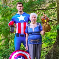 Ross Smith yang kini telah memperoleh sebanyak 2.7 juta lebih pengikut Instagram itu seringkali membagikan fotonya bersama sang nenek dengan menggunakan kostum yang senada. Foto-foto tersebut yang dinilai lucu dan banyak mengundang tawa dari para warganet yang melihatnya. Foto: Instagram @smoothsmith8