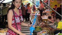 Ini merupakan momen Aura Kasih saat mengunjungi Maeklong Railway Market di Thailand. Sebuah pasar unik yang menjajakan mekanannya di pinggir rel kereta api yang masih aktif. Foto: Instagram @aurakasih