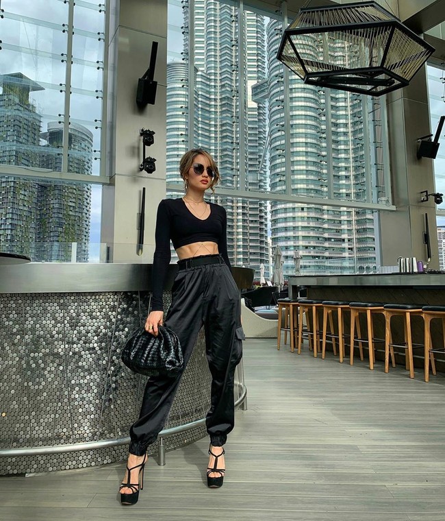 Lima hari dalam seminggu Cinta menjaga pola hidup sehatnya. Pada hari Senin - Jumat dia makan sayur-sayuran, buah-buahan dan ikan. Baru di akhir pekan dia selingkuh dari gaya hidup sehatnya. Foto: Dok. Instagram Cinta Laura