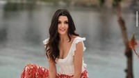 Hande Ercel merupakan wanita asal Turki yang terus menarik perhatian. Foto: Instagram