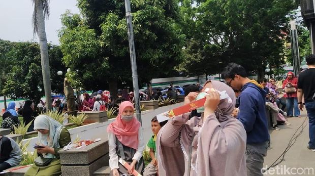 TIM membagikan 5.800 kacamata untuk warga