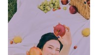 Nggak kalah menawan, Joy pose dengan buah apel. Apalagi penggemar Ariana Grande ini memakai minidress berwarna hijau putih. Foto: Instagram redvelvet.smtown