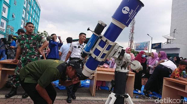 Teleskop yang disediakan untuk melihat gerhana matahari