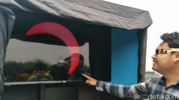 Di PP Iptek juga disediakan layar untuk melihat proses gerhana. Ini sangat memudahkan para pengunjung (Aisyah Kamaliah/detikcom)