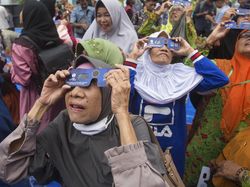 Keseruan Berburu Gerhana Matahari Cincin di Berbagai Negara