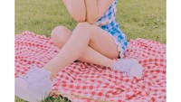 Wendy tak kalah memesona dengan pemotretan bertema serupa. Kali ini ia berpose dengan potongan jeruk lemon segar. Foto: Instagram redvelvet.smtown