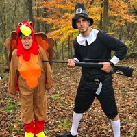 Di foto ini si nenek terlihat mengenakan kostum ayam dan sang cucu terlihat memegang senjata yang diarahkan ke si nenek. Ekspresi sang nenek di foto ini terlihat sangat lucu ya? Foto: Instagram @smoothsmith8