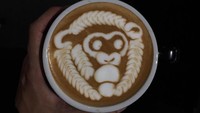 Kreasi latte art berbentuk monyet ini merupakan salah satu kreasi yang membuat Irvine Quek menang dan meraih juara pada World Latte Art Battle 2018 di Brasil, Amerika. Foto: Instagram @irvine_nj