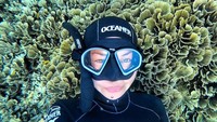 Kissa sudah liburan di Bali sejak beberapa pekan yang lalu. Dia asyik menyelam di perairan cantik Amed, Bali. (Instagram/@coyotelovesyou)