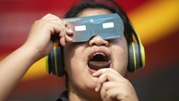 Negara lain yang turut dapat menyaksikan fenomena Gerhana Matahari Parsial adalah Thailand. Sejumlah anak-anak sekolah di Kota Bangkok, antusias menyaksikan fenomena alam tersebut dengan menggunakan kacamata khusus. AP Photo/Sakchai Lalit.