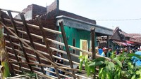 Warga membantu membersihkan rumah yang rusak akibat diterjang angin puting beliung di Desa Banjarasri, Tanggulangin, Sidoarjo, Jawa Timur, Kamis (26/12/2019).