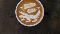 Berbahan dasar espresso dan susu hangat, kreasi latte art dengan bentuk buaya ini siap untuk diminum. Foto: Instagram @irvine_nj