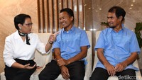 Serah terima Maharudin ke pihak keluarga dilakukan langsung oleh Menteri Luar Negeri Retno Marsudi.