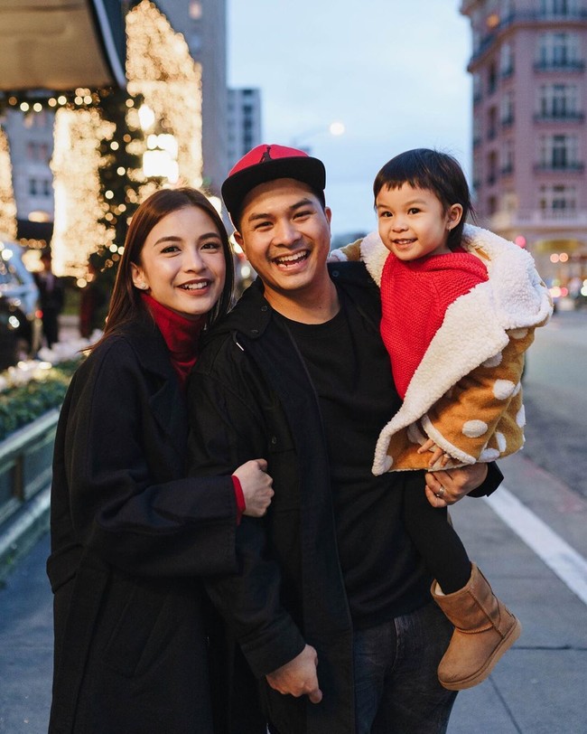Pasangan romantis, Chelsea Olivia dan Glenn Alinskie, bersama dengan sang buah hati Natusha Olivia Alinskie berlibur ke California untuk merayakan Hari Natal. ”Merry Christmas. May your heart and home be filled with all of the joys the season brings. Merry Christmas and a wonderful New year ️ -Alinskie Family-, tulis Chelsea di Instagram. Foto: instagram @chelseaoliviaa