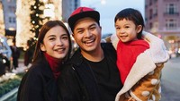 Chelsea Olivia dan Glenn Alienski tampak bahagia menyambut Natal 2020. Foto: instagram @chelseaoliviaa