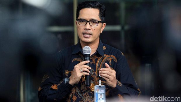 Kabiro Humas KPK, Febri Diansyah, melepas jabatannya sebagai jubir KPK. Febri mundur usai pimpinan KPK terbaru hendak mencari juru bicara KPK yang baru.