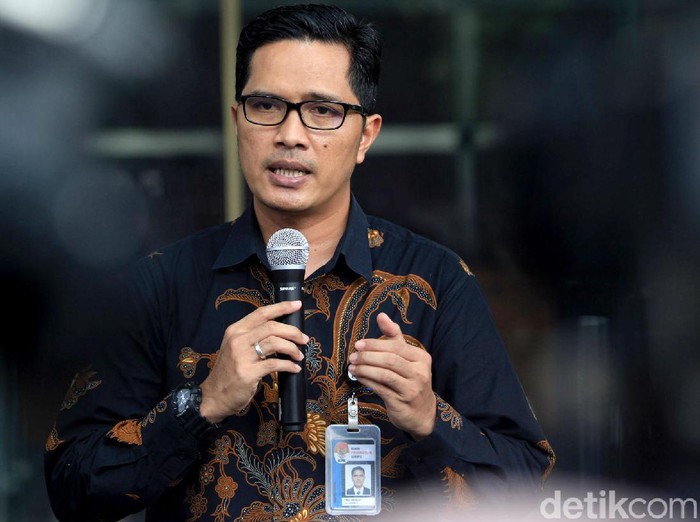 Kabiro Humas KPK, Febri Diansyah, melepas jabatannya sebagai jubir KPK. Febri mundur usai pimpinan KPK terbaru hendak mencari juru bicara KPK yang baru.