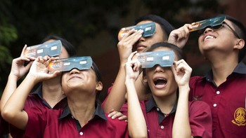 Keseruan menyaksikan Gerhana Matahari di Thailand. Foto: AP Photo/Sakchai Lalit