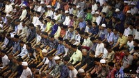 Ini momen saat sejumlah warga melaksanakan salat kusuf di Masjid Istiqlal, Jakarta.