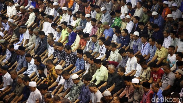 Suasana Salat Gerhana Matahari di Masjid Istiqlal