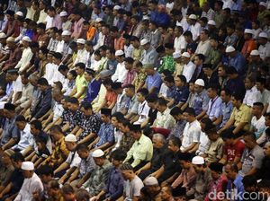 Suasana Salat Gerhana Matahari di Masjid Istiqlal