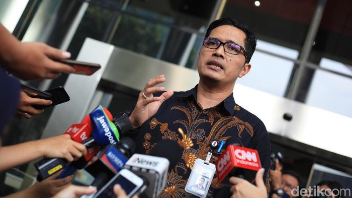 Kabiro Humas KPK, Febri Diansyah, melepas jabatannya sebagai jubir KPK. Febri mundur usai pimpinan KPK terbaru hendak mencari juru bicara KPK yang baru.