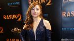 Nikita Willy Pamer Bahu dengan Dress Belahan Rendah